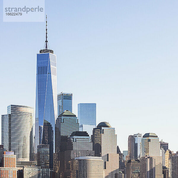 USA  New York  New York City  Lower Manhattan Gebäude mit One World Trade Center gegen den klaren Himmel