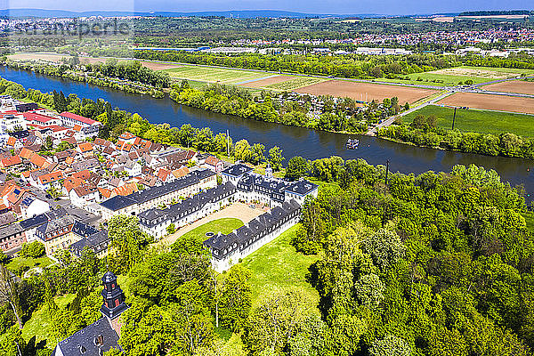Deutschland  Hessen  Offenbach am Main  Blick aus dem Hubschrauber auf Schloss Rumpenheim im Sommer