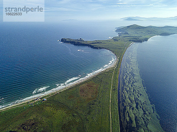 Luftaufnahme der Nowgoroder Bucht und der Küstenlinie der Halbinsel Krabbe