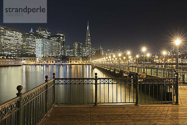 Pier 7 mit beleuchtetem Gebäude im Hintergrund in San Francisco  Kalifornien  USA