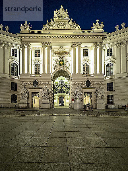 Österreich  Wien  Eingangstor der Hofburg bei Nacht