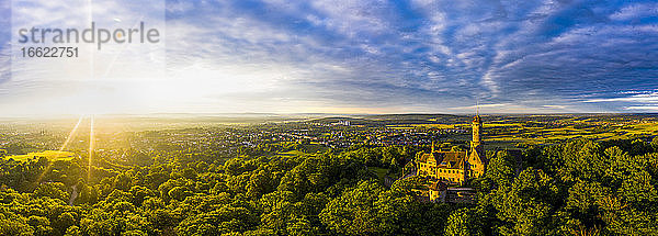 Deutschland  Bayern  Bamberg  Hubschrauber-Panorama von Schloss Altenburg bei Sonnenuntergang