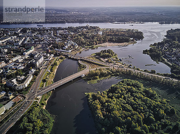 Luftaufnahme von Jaroslawl  Russland  mit der Wolga und dem Fluss Kotorosl