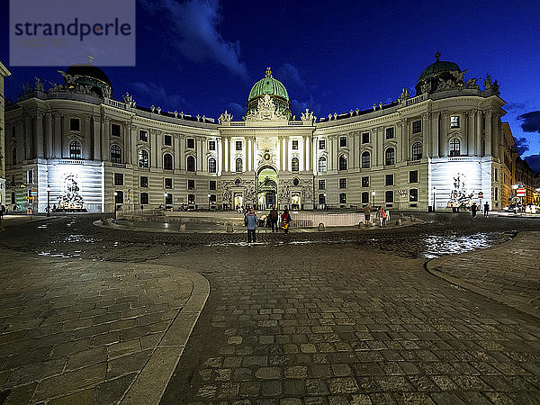 Österreich  Wien  Michaelerplatz und Hofburg bei Nacht