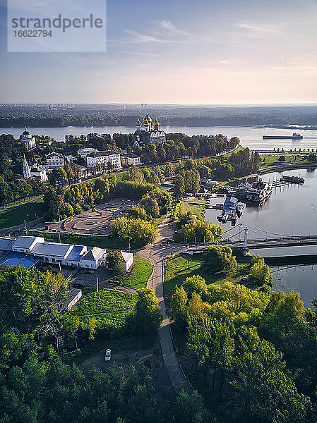 Luftaufnahme des Parks in Strelka mit der Mariä-Entschlafens-Kathedrale am Übergang von Wolga und Kotorosl  Jaroslawl  Russland