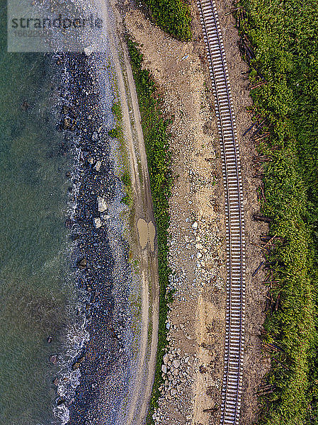 Luftaufnahme von leeren Bahngleisen entlang der Küste