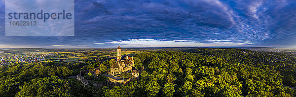 Deutschland  Bayern  Bamberg  Hubschrauberpanorama der Altenburg in der Abenddämmerung