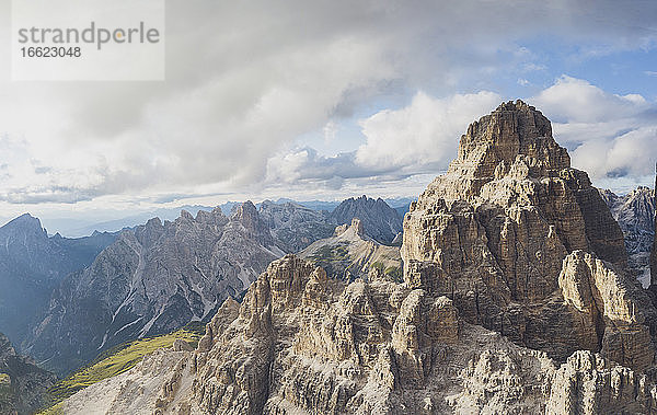 Drohnenansicht von felsigen Bergspitzen gegen den Himmel  Sextner Dolomiten  Dolomiten  Südtirol  Italien