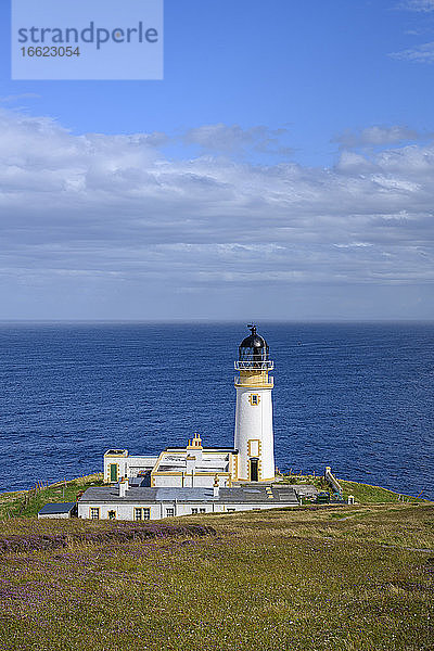 UK  Schottland  Tiumpan Head Lighthouse mit klarer Horizontlinie über dem Meer im Hintergrund