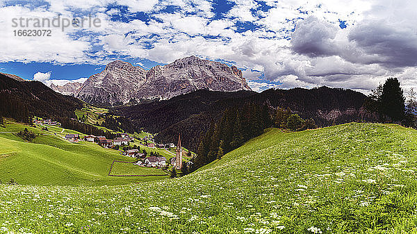 Italien  Südtirol  Corvara  Panoramablick auf ein Dorf in den Dolomiten