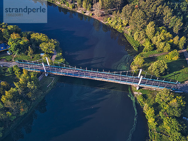 Luftaufnahme der Brücke über den Fluss Kotorosl