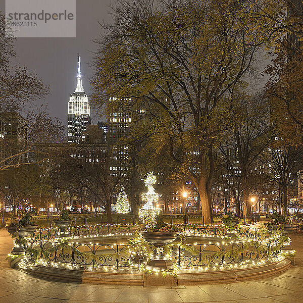 USA  New York  New York City  Madison Square Park mit Weihnachtsbeleuchtung  Empire State Building im Hintergrund