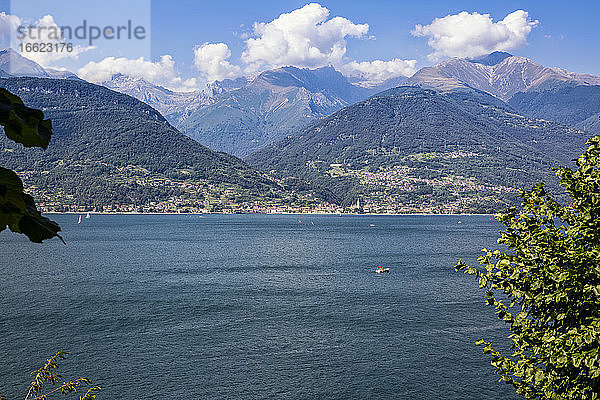 Italien  Provinz Lecco  Gravedona  Dorf am Ufer des Comer Sees mit bewaldeten Bergen im Hintergrund