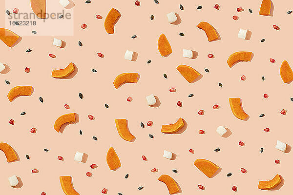 Muster aus Kürbiskernen  Granatapfelkernen und Stücken von Käse und Kürbis