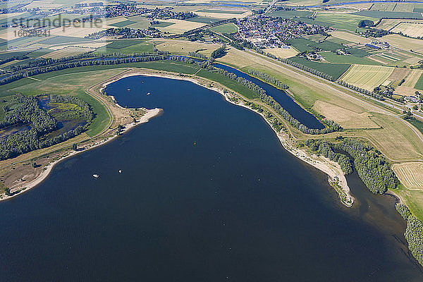 Luftaufnahme des Sees De Bijland und der Felder auf dem Land