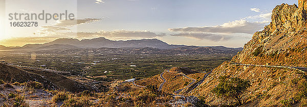 Griechenland  Kreta  Lentas  Panorama der Messara-Ebene bei Sonnenuntergang