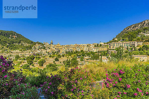 Gebäude und Land gegen den klaren blauen Himmel an einem sonnigen Tag in Valldemossa  Mallorca  Spanien  Europa