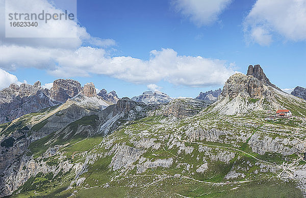 Hütte an den berühmten Drei Zinnen gegen den Himmel an einem sonnigen Tag  Sextner Dolomiten  Dolomiten  Südtirol  Italien