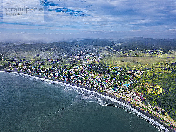 Russland  Primorskij Krai  Zarubino  Luftaufnahme der Stadt am Ufer des Japanischen Meeres