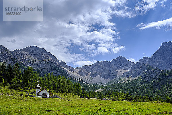 Blick auf die einsame Kapelle im Karwendelgebirge im Sommer