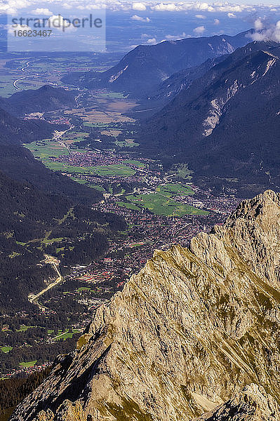 Österreich  Tirol  Ehrwald  Alpenstadt im Wettersteingebirge im Sommer