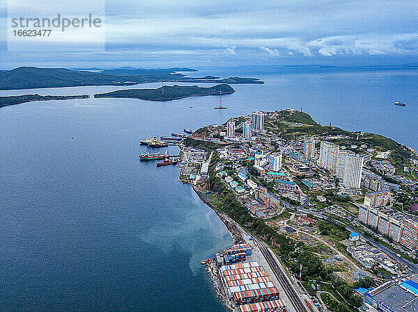 Russland  Primorsky Krai  Wladiwostok  Luftaufnahme des Hafens der Küstenstadt