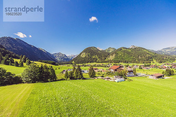 Österreich  Tirol  Ländliches Dorf im Tannheimer Tal im Sommer