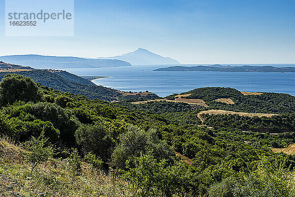 Griechenland  Blick auf die Bucht der Halbinsel Berg Athos im Sommer