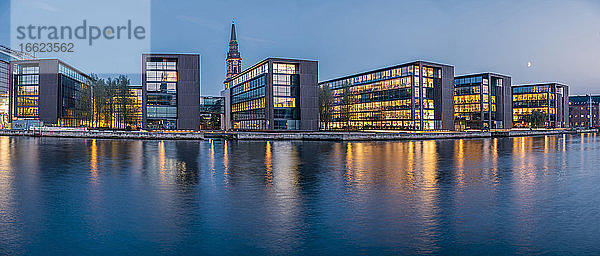 Dänemark  Kopenhagen  Panorama des Viertels Christianshavn am Wasser in der Abenddämmerung