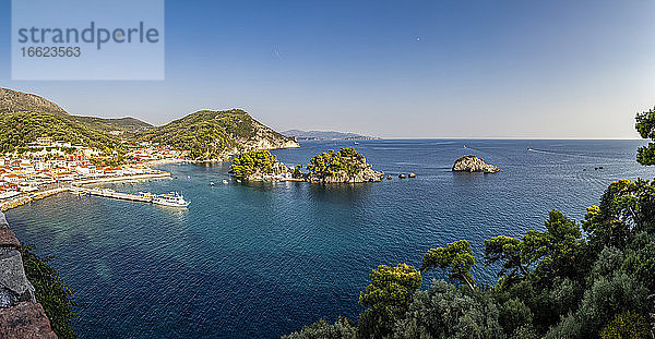Griechenland  Preveza  Parga  Panorama des Ferienortes an der Ionischen Küste im Sommer