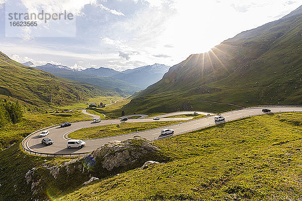 Schweiz  Kanton Graubünden  Verkehr auf dem Julierpass bei Sonnenuntergang