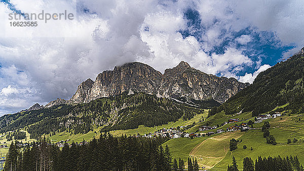 Italien  Südtirol  Corvara  Panoramablick auf ein Dorf in den Dolomiten