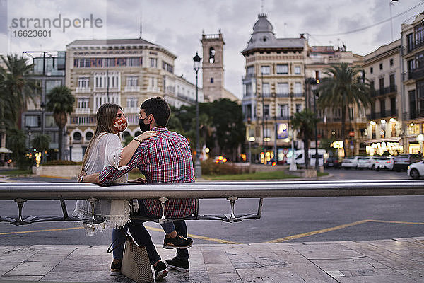 Ehepaar auf einer Bank in der Stadt sitzend