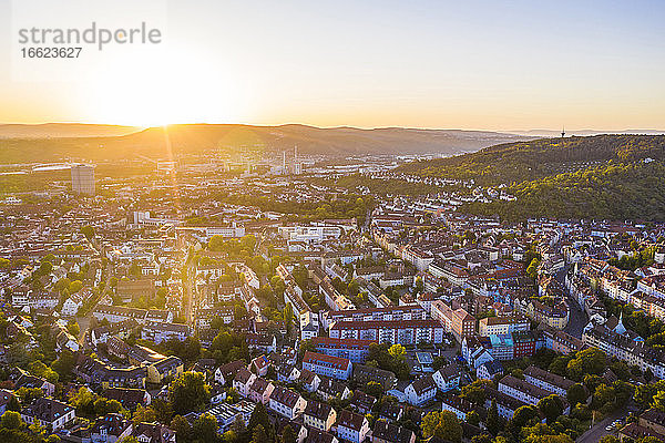 Deutschland  Baden-Württemberg  Stuttgart  Luftaufnahme der Stadtteile Stuttgart-Ost und Stuttgart-Wangen bei Sonnenuntergang