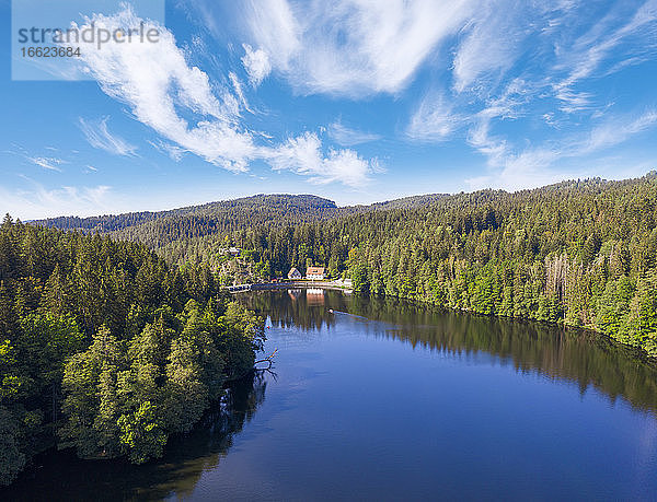 Drohnenansicht des Wasserkraftwerks am Hollensteinsee und des umliegenden Waldes im Sommer