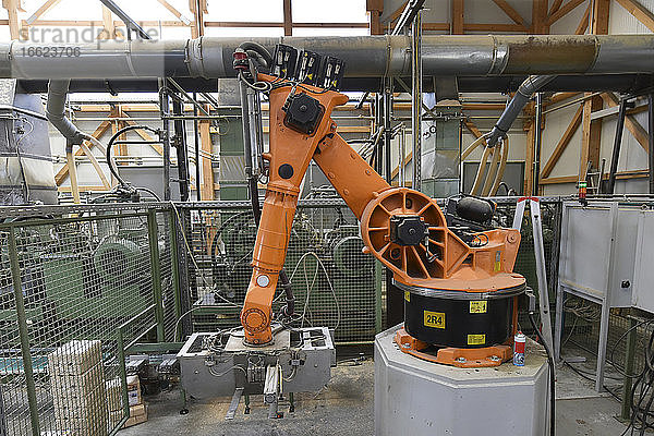 Roboterarm in einem modernen Holzlager