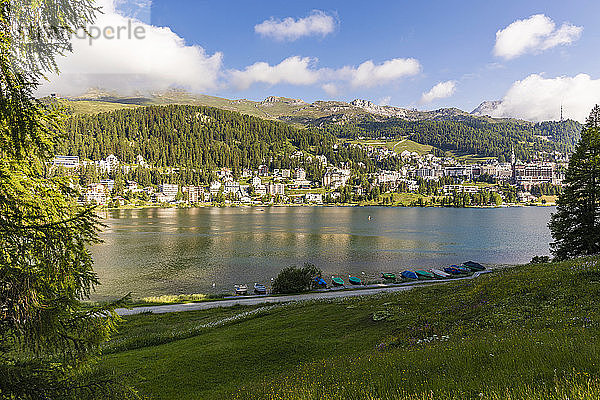 Schweiz  Kanton Graubünden  St. Moritz  St. Moritzersee und Ferienort im Engadin
