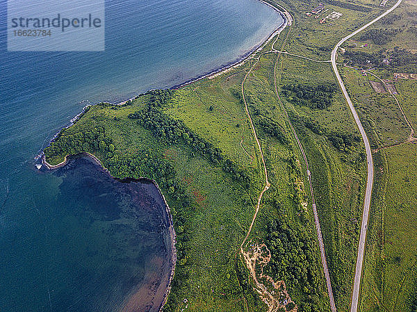 Russland  Primorsky Krai  Zarubino  Luftaufnahme von Küstenstraßen entlang der Küste des Japanischen Meeres