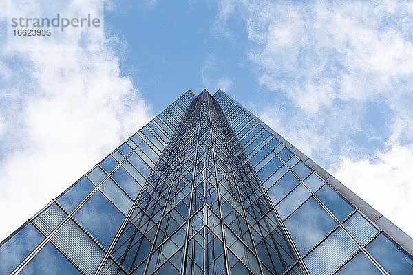 Hoher moderner Büro-Glas-Wolkenkratzer gegen blauen Himmel  London  UK