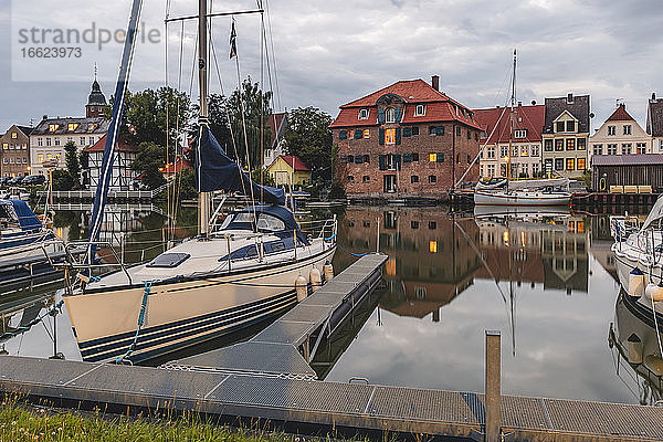 Deutschland  Schleswig-Holstein  Gluckstadt  Yachten im Hafen der Stadt am Fluss
