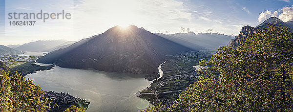 Italien  Provinz Sondrio  Panorama des Sonnenuntergangs über dem Mezzola-See im Naturreservat Pian di Spagna und Lago di Mezzola