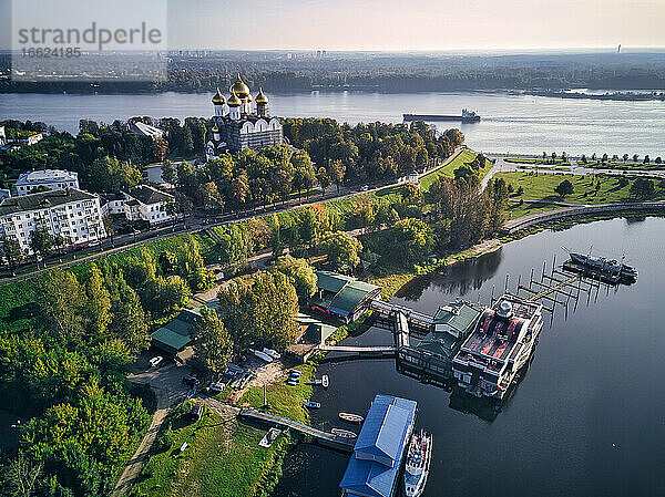 Luftaufnahme des Hafens in der Nähe des Parks in Strelka mit der Mariä-Entschlafens-Kathedrale an der Wolga und der Kotorosl-Kreuzung  Jaroslawl  Russland