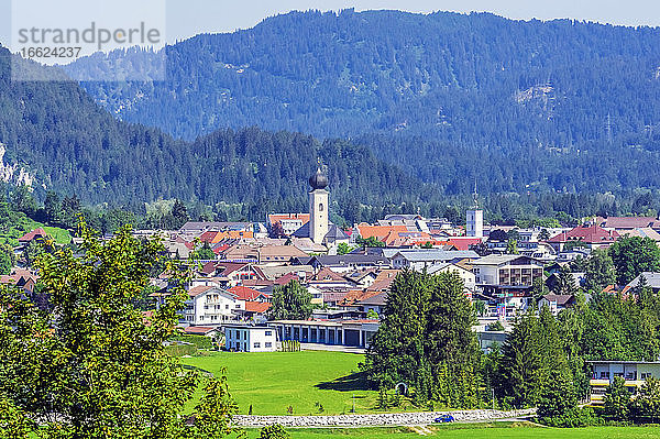 Österreich  Tirol  Reutte  Alpenstadt im Sommer