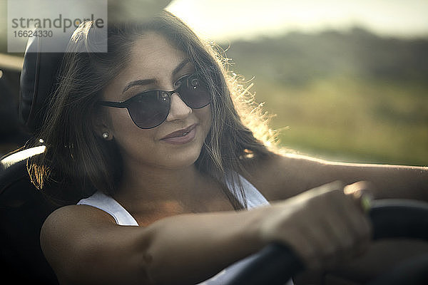 Schöne Frau fährt Cabrio Auto