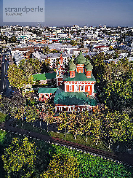 Luftaufnahme der Kirche St. Michael der Erzengel in der Stadt an einem sonnigen Tag  Jaroslawl  Russland