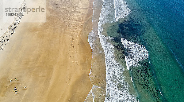 Luftaufnahme vom Rand des Sandstrandes an der Küste