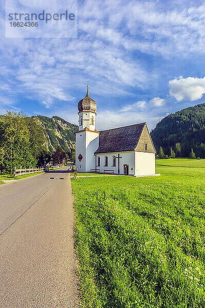 Österreich  Tirol  Kleine Landkirche im Tannheimer Tal