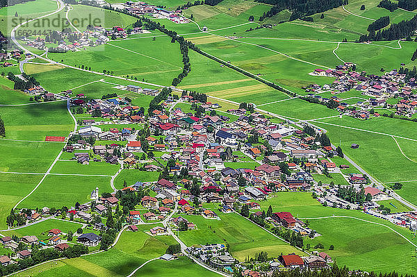 Österreich  Tirol  Luftaufnahme eines ländlichen Dorfes im Tannheimer Tal im Sommer