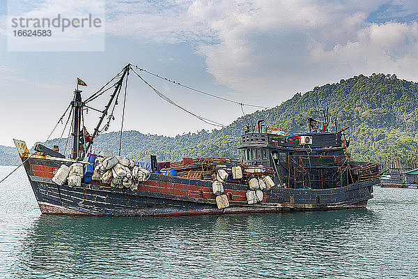 Myanmar  Region Tanintharyi  Altes Fischerboot vor Anker im Mergui-Archipel