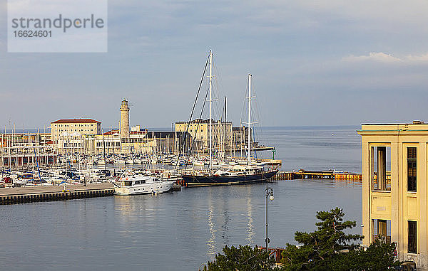 Italien  Friaul-Julisch Venetien  Triest  Boote im Yachthafen San Giusto Sea Center mit dem Leuchtturm La Lanterna im Hintergrund